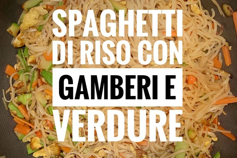 spaghetti di riso con gamberi e verdure